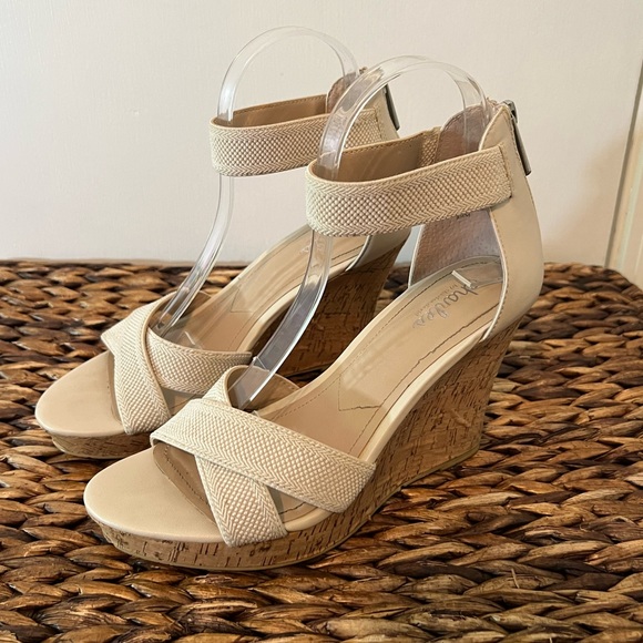 CHARLES BY CHARLES DAVID Cream Wedge with Cork Heel and Zipper Size 8.5 - Picture 2 of 10